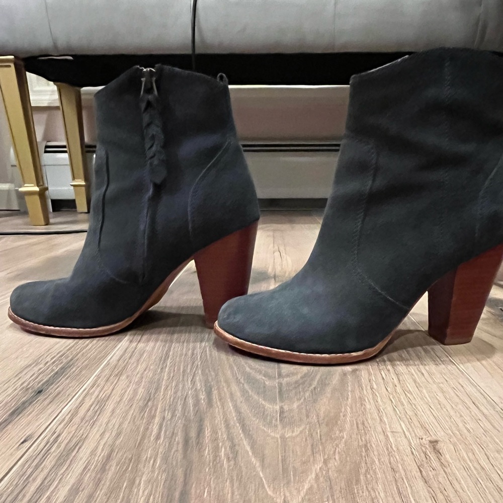 Joie ankle boot size 7.